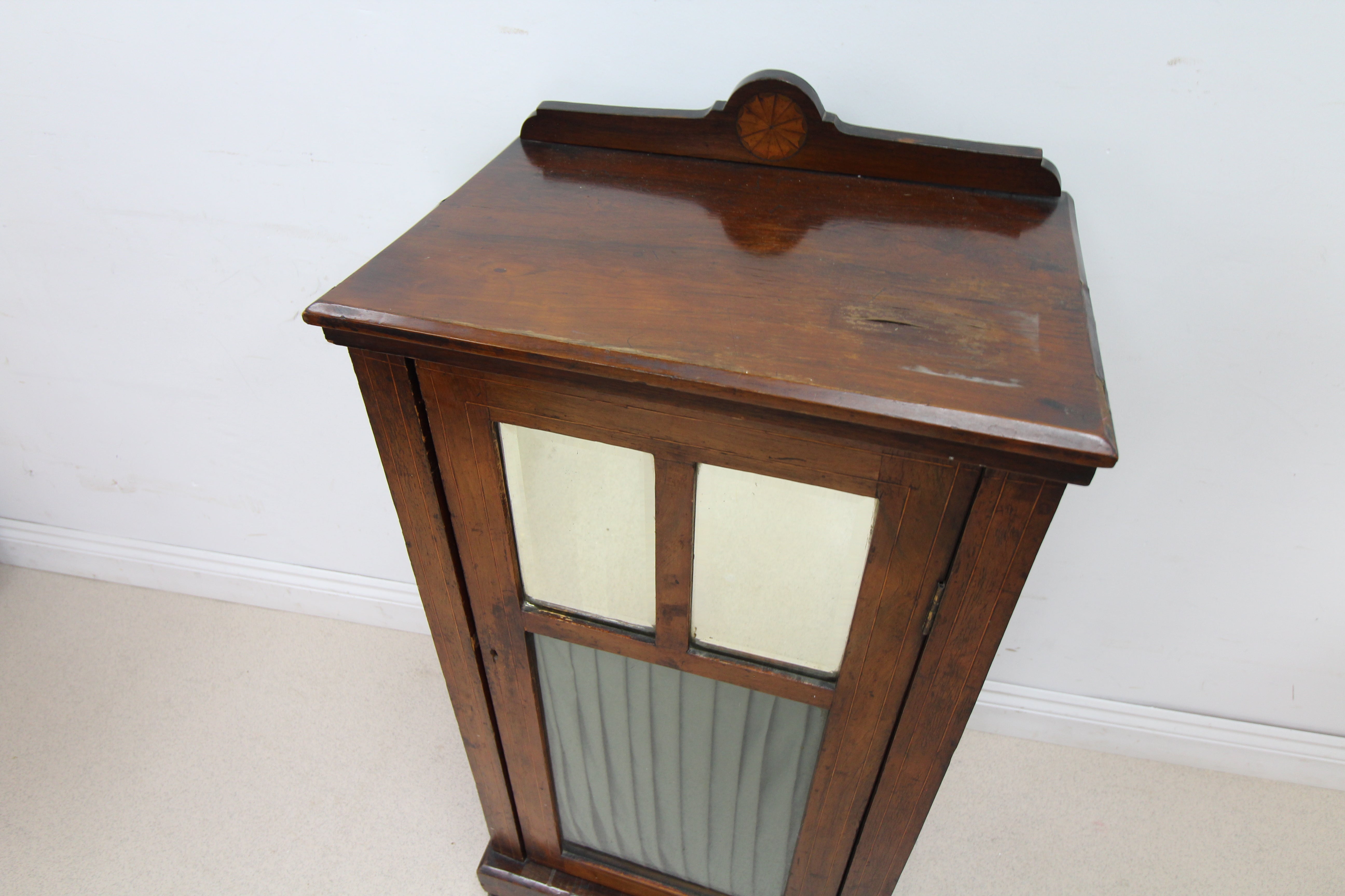 Elegant Early 20th Century Edwardian Mahogany Cabinet