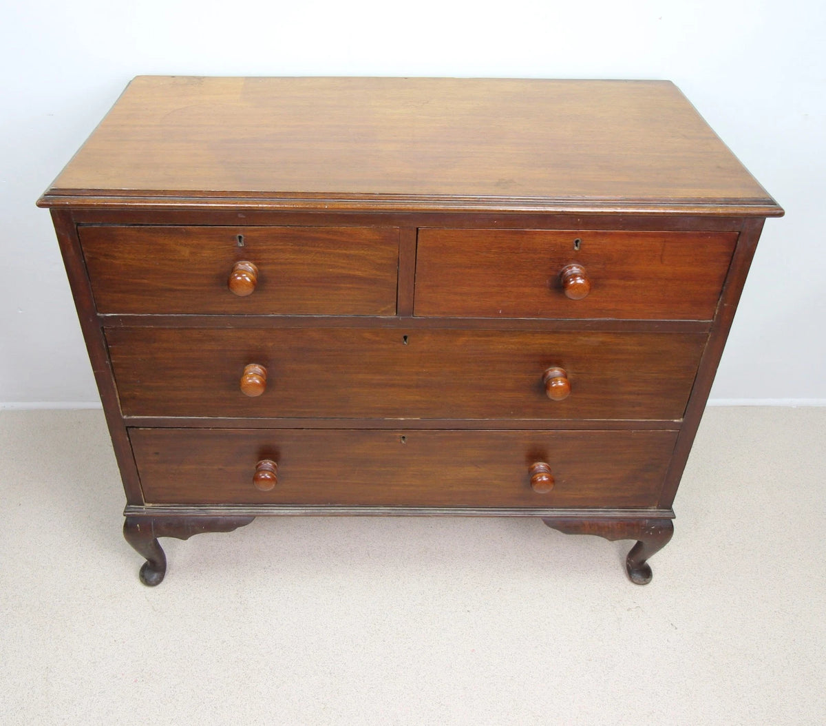 Antique mahogany chest of 4 drawers with turned handles and cabriole legs