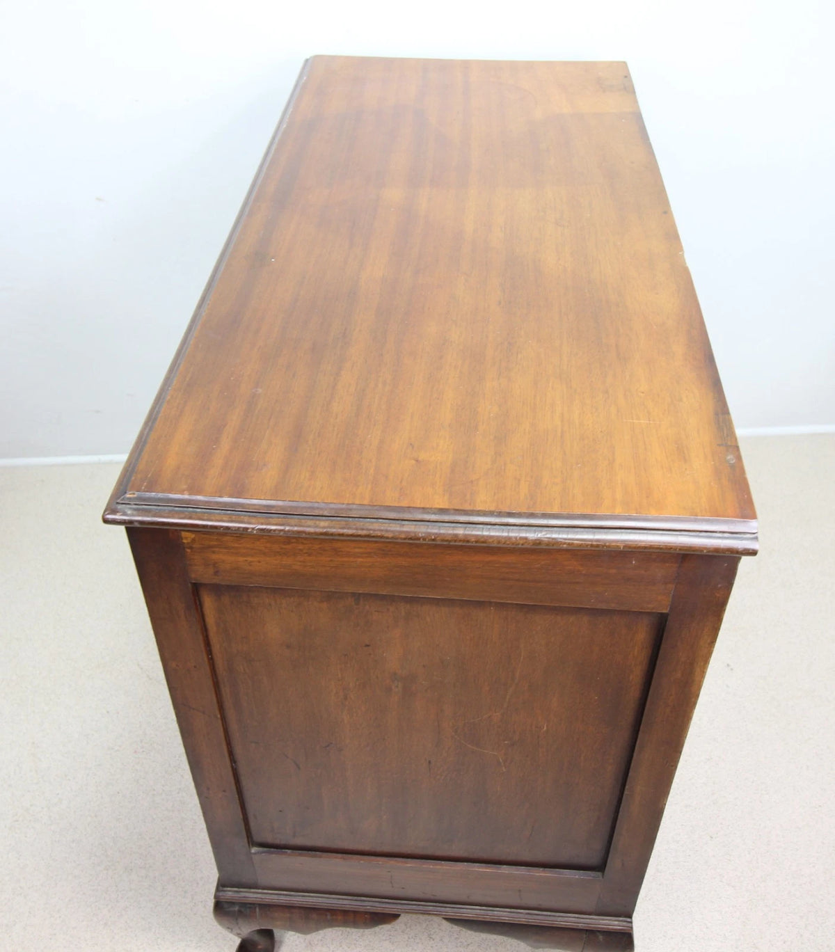 Antique mahogany chest of 4 drawers with turned handles and cabriole legs