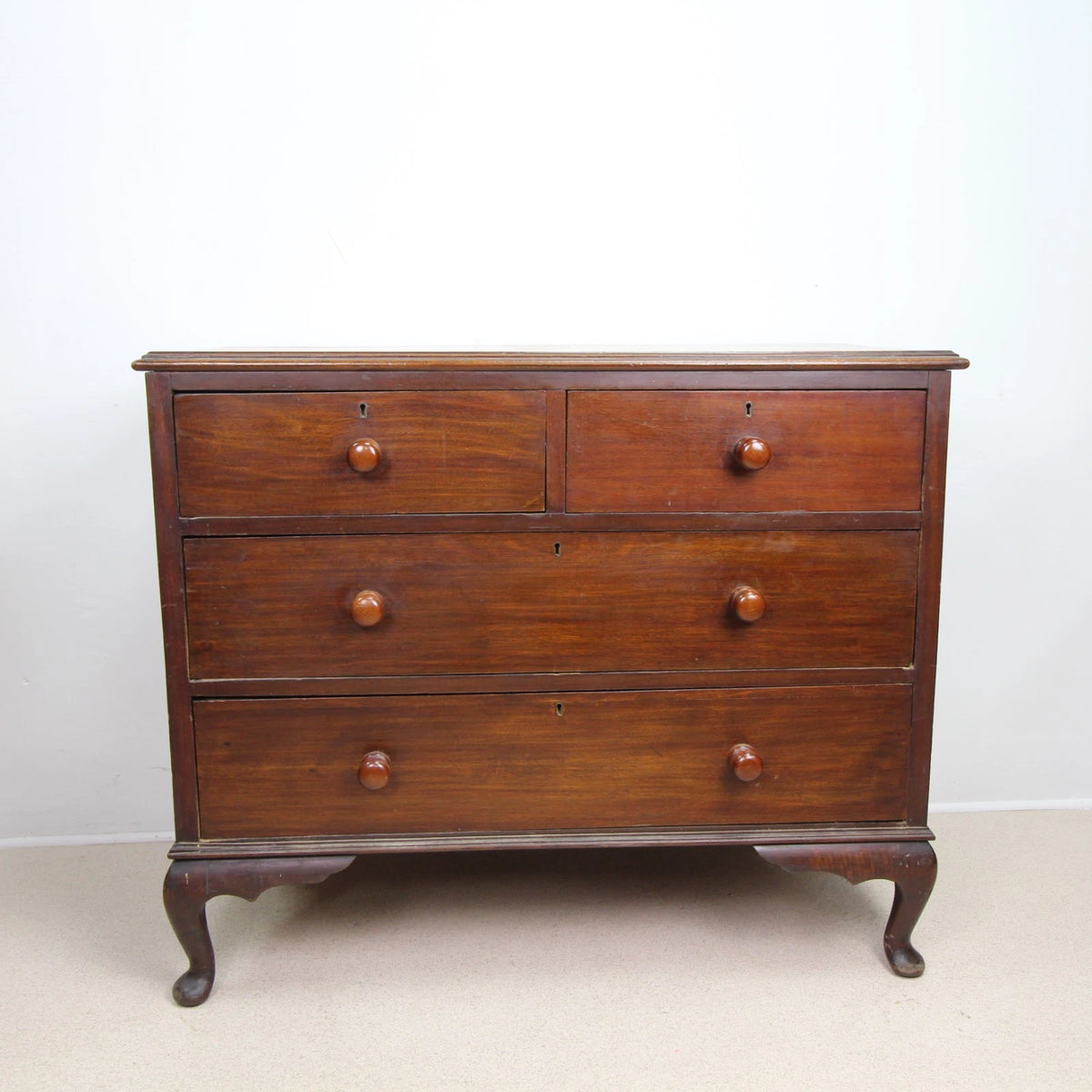 Antique mahogany chest of 4 drawers with turned handles and cabriole legs