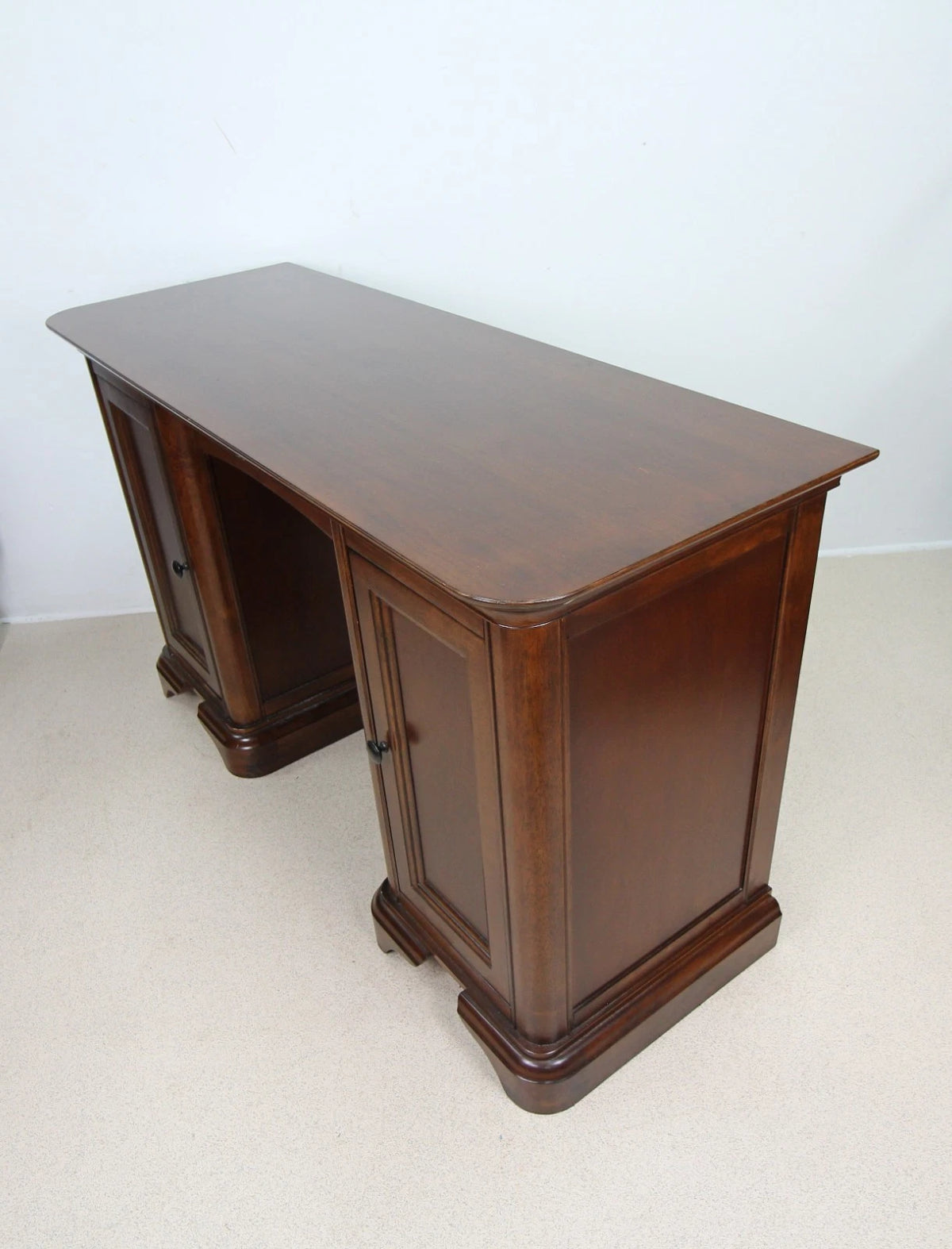 A Contemporary Cherry Veneer Dressing Table