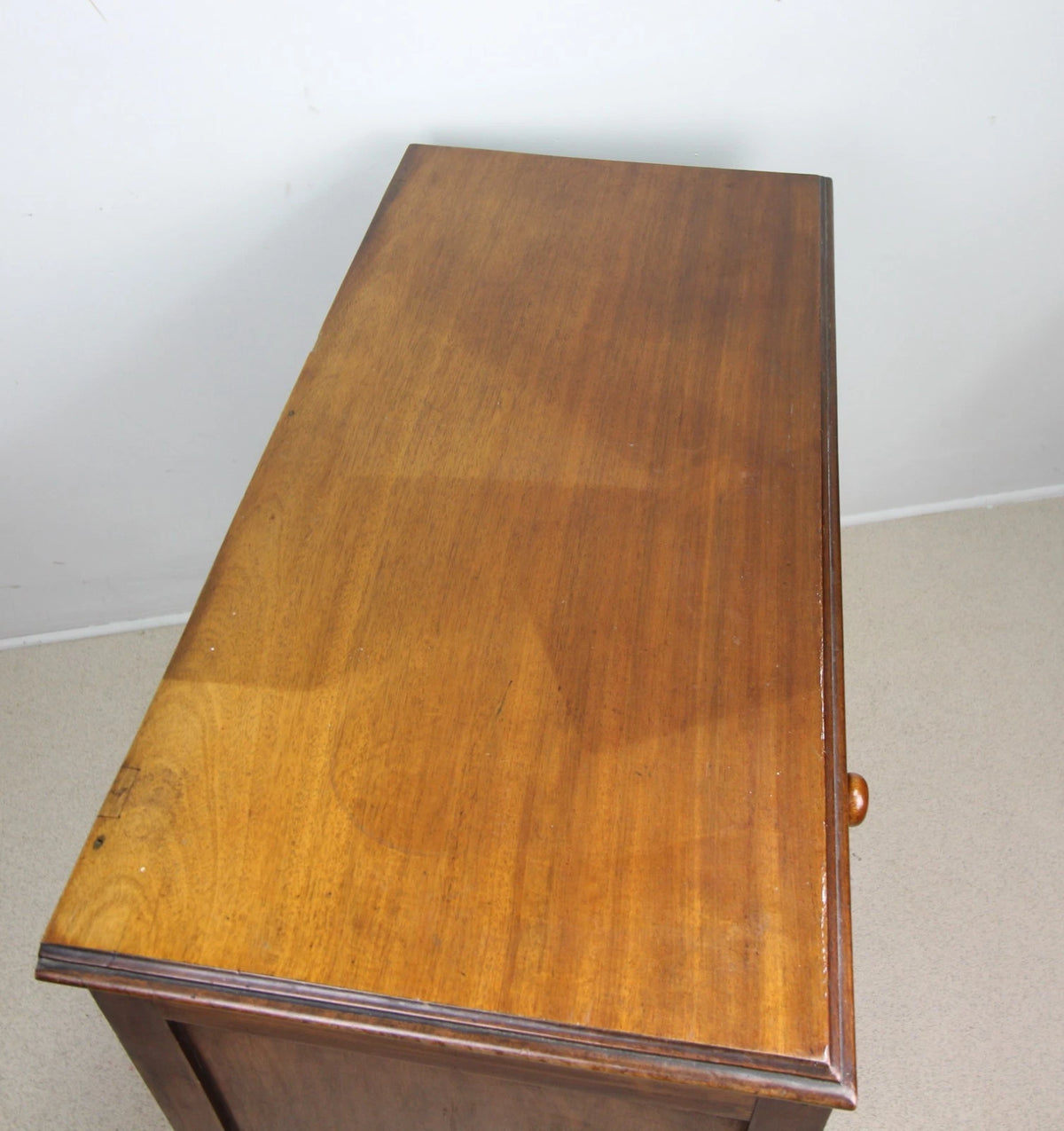 Antique mahogany chest of 4 drawers with turned handles and cabriole legs